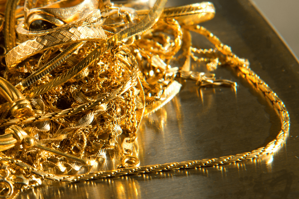 gold chains pile